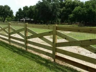 5-Board Crossbuck with Wire Fence and Vertical Fascia